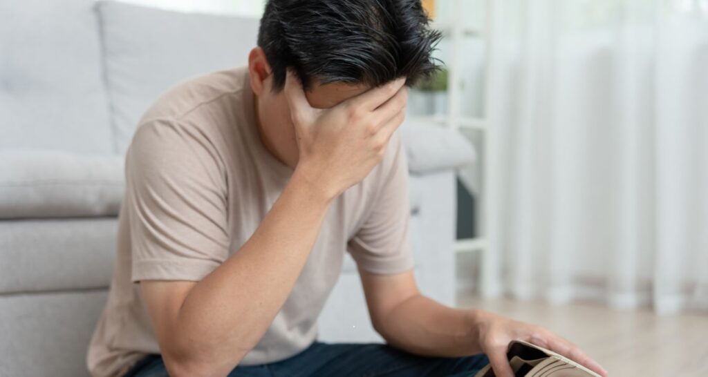 homme qui cherche une solution pour gérer ses impayés