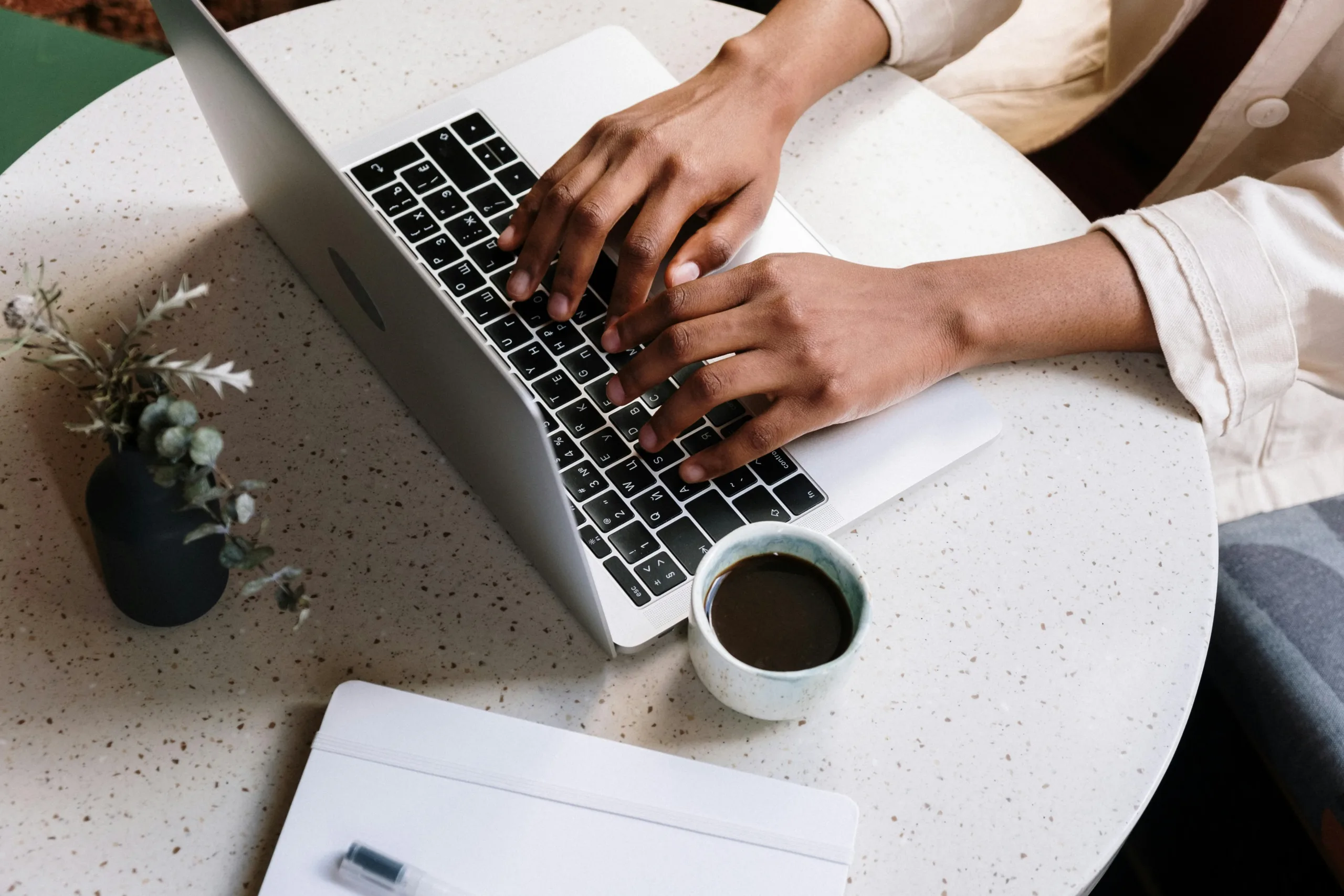 femme qui travaille sur un ordinateur avec un café
