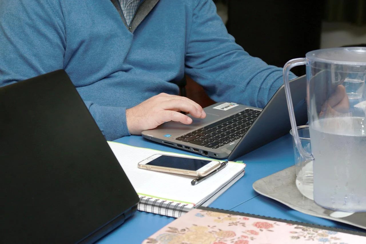 homme qui suit une formation en ligne