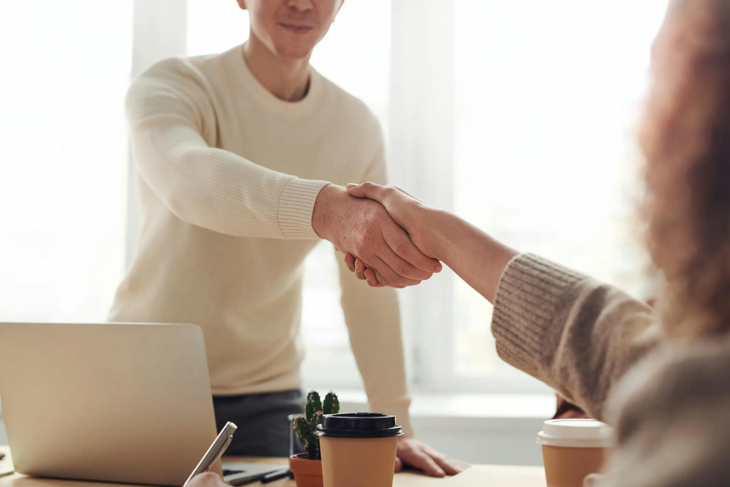poignée de main entre deux professionnels